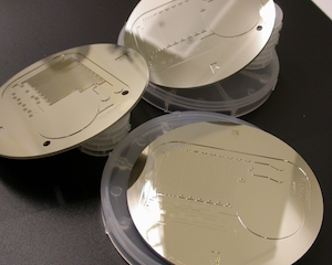 Gruppe von Spritzgiess-Einsätzen für die Abformung von mikrofluidischen Bauteilen.